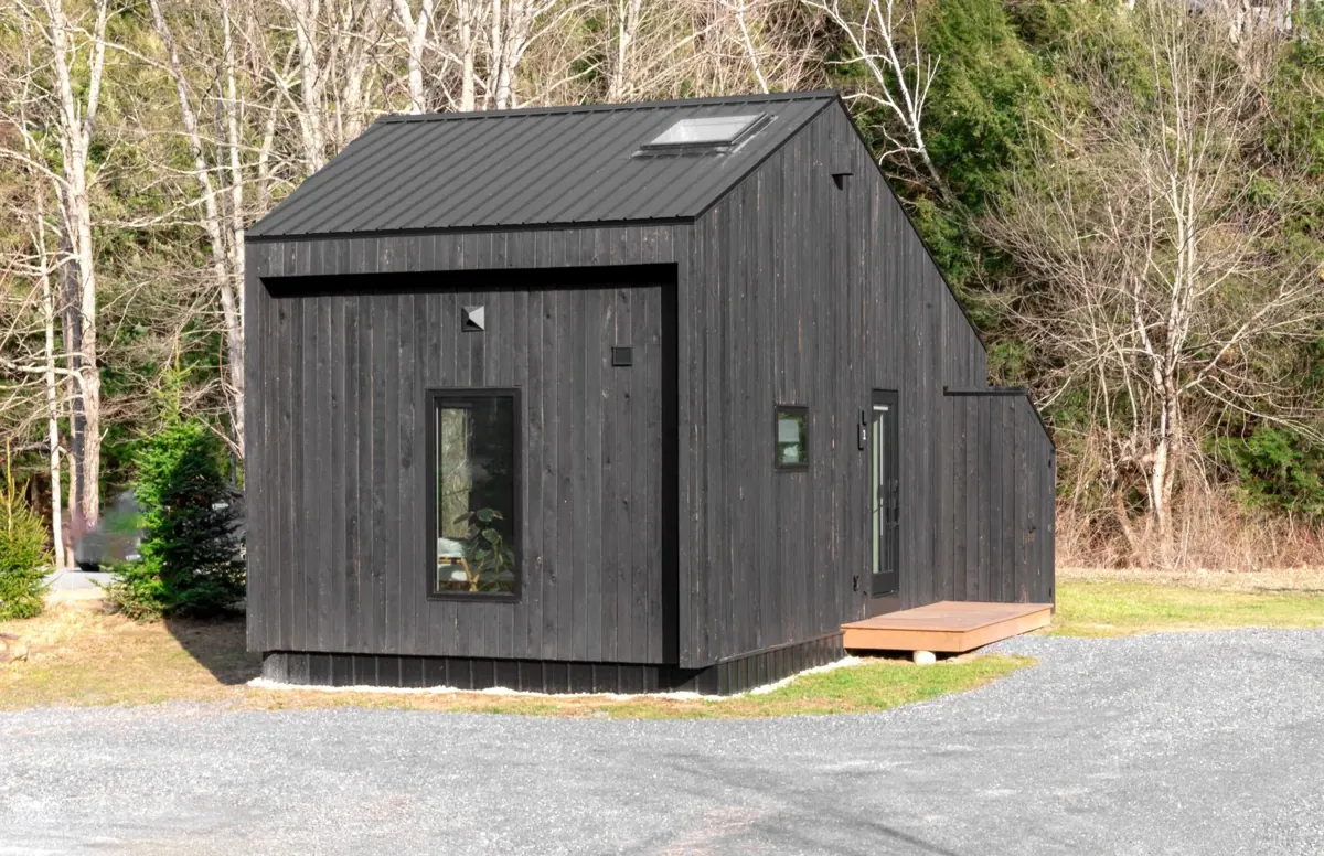 Nationally bookable off-grid architectural tiny-house weekend