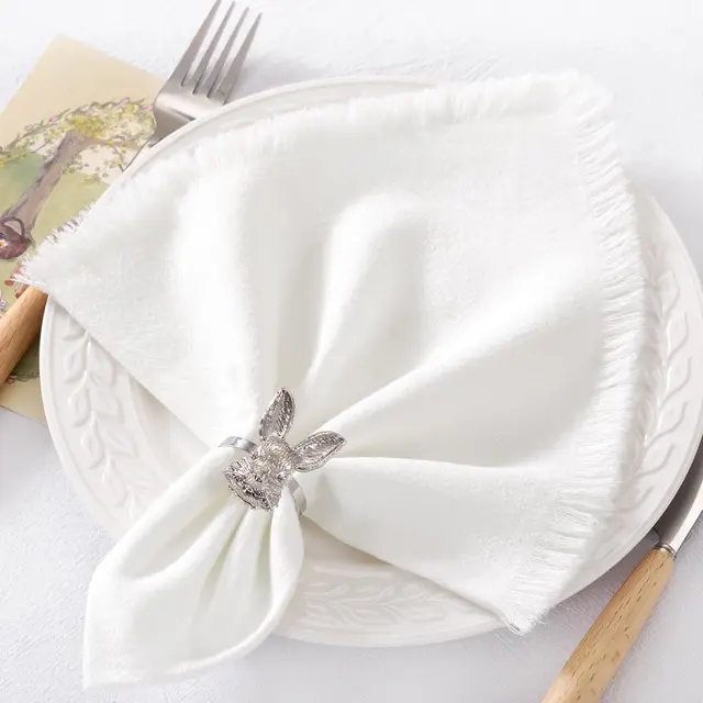 Fringed linen napkin set for the dining table