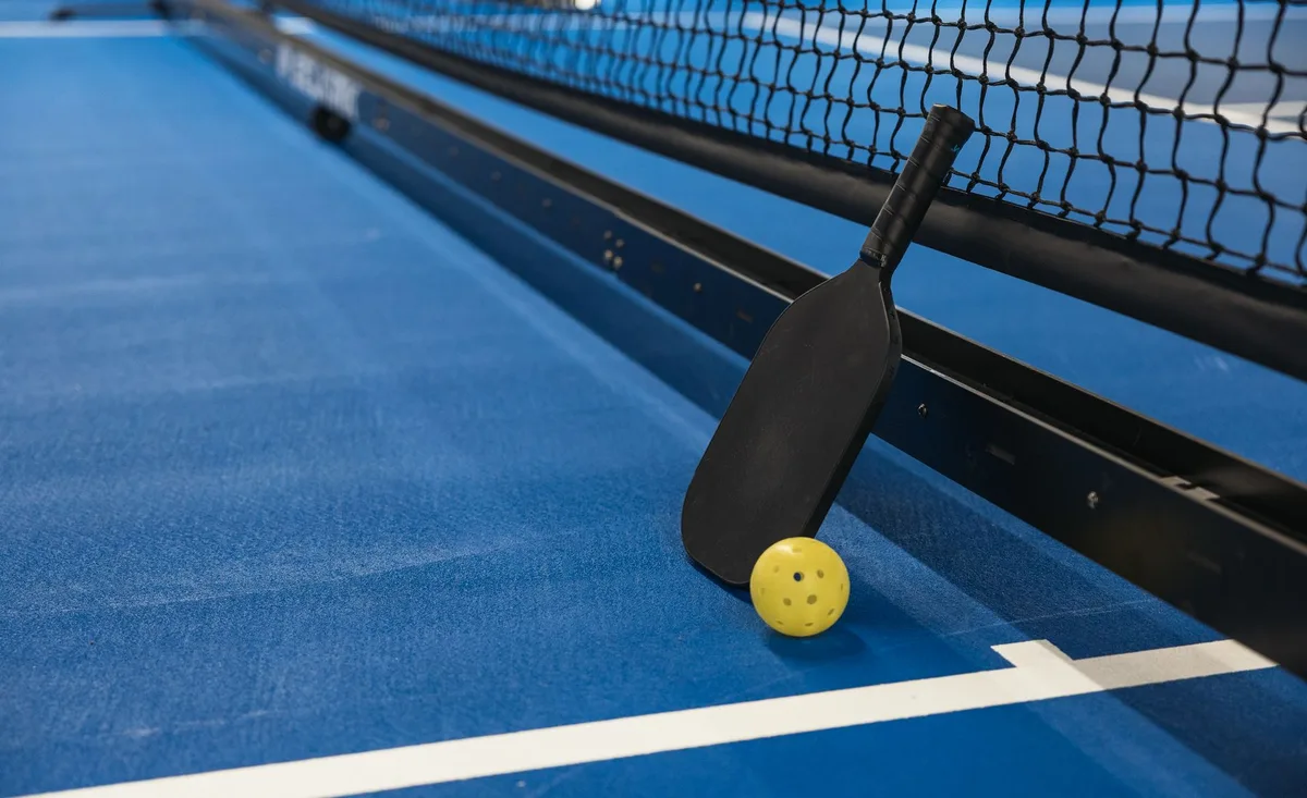 Family pickleball court session