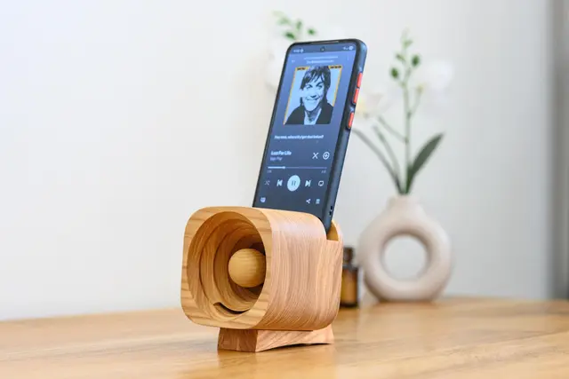 Olive wood acoustic smartphone amplifier stand