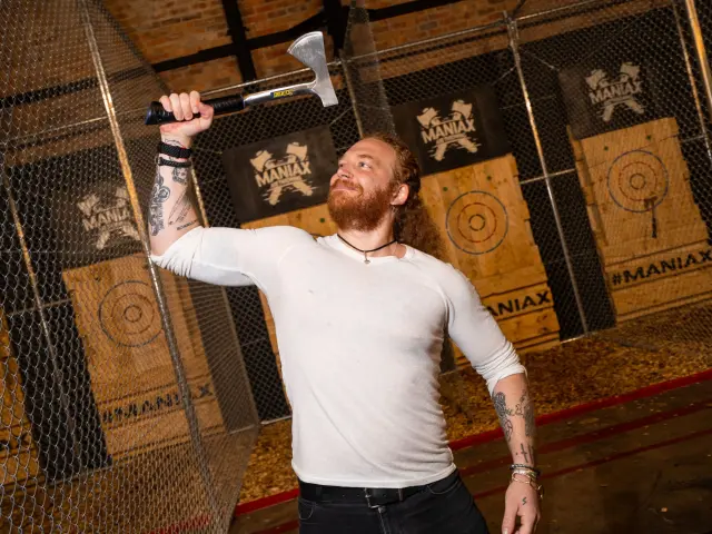Beginner axe-throwing arrive-and-throw session