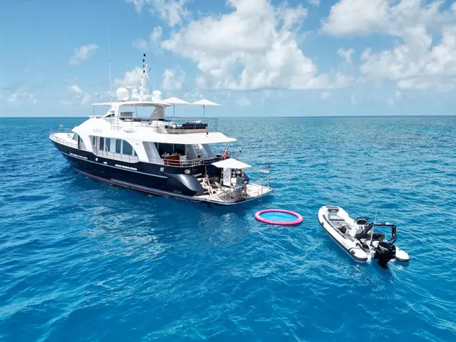 Private Whitsundays-class luxury yacht charter weekend